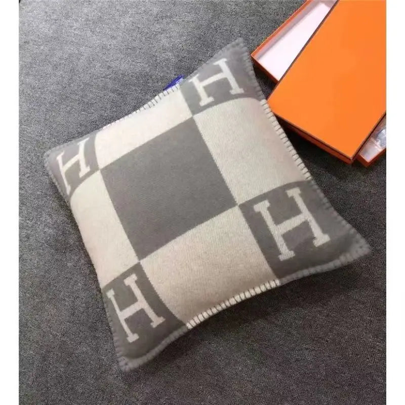Winter Fleece Blanket Single Air Conditioning Blanket Sofa Blanket Nap Blanket H Letter